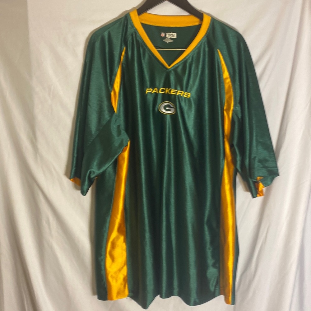 Woman’s GB Packers top size 2XL